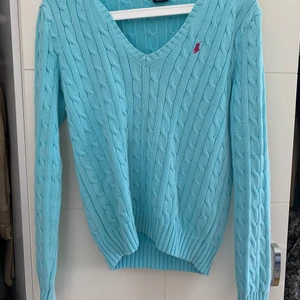 Stickad tröja - Härlig blå sommar tröja i från polo ralphluren! Använd en del gånger men ändå i väldigt bra skick☺️ Säljer den för att jag har för mkt stickade tröjor😃😝 Den är i storlek M men är som en S. 