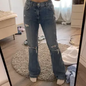 Jätte snygga jeans säljes! Helt oanvända och slutsålda! Hon på bilden är 160, köparen står för frakten på 66 kr! 