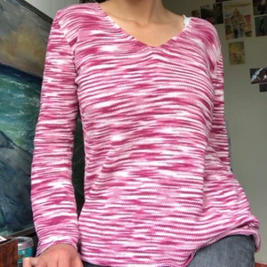 Så snygg tröja! - Så härlig stickad tröja i så härliga färger och lite utsvängda armar☺️💓 Hade varit så snygg med massa halsband! Värsta 90-talskänslan över den🥰