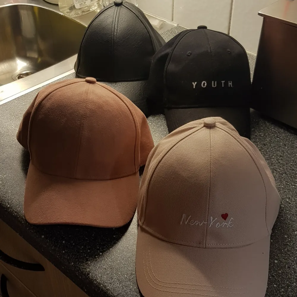 4 olika kepsar. Längst upp till höger: svart läder keps. Längst upp till vänster: Youth keps i tyg. Längst ner till höger: laxfärgad sammet tyg. Längst ner till vänster: ljus rosa keps i tyg. 50kr/st eller 150kr för alla. Asusteet.