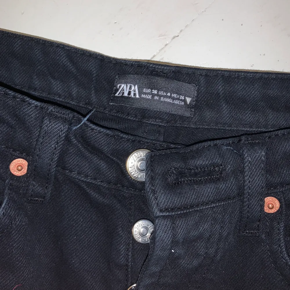 Köpte ett par så fina jeans från en tjej här på plick men dom passade inte så säljer vidare, första bilden är lånad. Jeansen är slutsålda på Zara så säljer dom för 300 kr plus frakt som köparen✨. Jeans & Byxor.