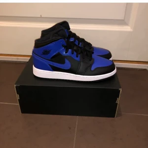 Jordan 1 mid hyper royal 36-38.5 - Säljer ett gäng Jordan 1 mid royals.                                    Alla är oanvända (DS) och inköpta från  Jdsports.SE (faktura finns till alla par). Storlekar : 36,36.5,38, 38.5.                                      Storlek 36.5 och 38 kostar 1400 kr !!!!                                 Har flera referenser sen innan. Kan mötas i Örebro/gävle alternativt frakta på köparens bekostnad (99kr). Betalning sker via Swish eller plus/bankgiro. Fråga gärna vid fundering eller om fler bilder önskas.