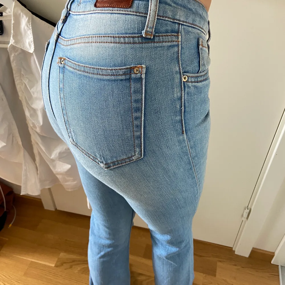 Fina ljusblå bootcut jeans med medelhög midja. Stretchiga och sköna. Fint skick. Märke: Zara. Jeans & Byxor.
