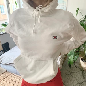 Vit Hov1 merch (hoodie) - Säljer en limited edition vit Hov1 hoodie som köptes för 600kr. Den är sparsamt använd och i fint skick. Storlek S men är oversized så skulle passa M också. Säljer för 400kr, om fler är intresserade blir det budgivning. Kontakta mig vid frågor!