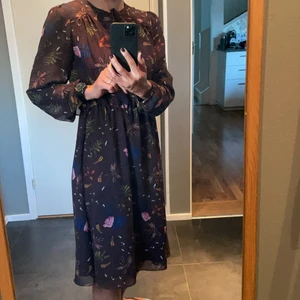 Supersnygg klänning i stl S - Snygg lättskött klänning  (dvs behöver ej strykas) i stl S säljes pga att den används för sällan. 