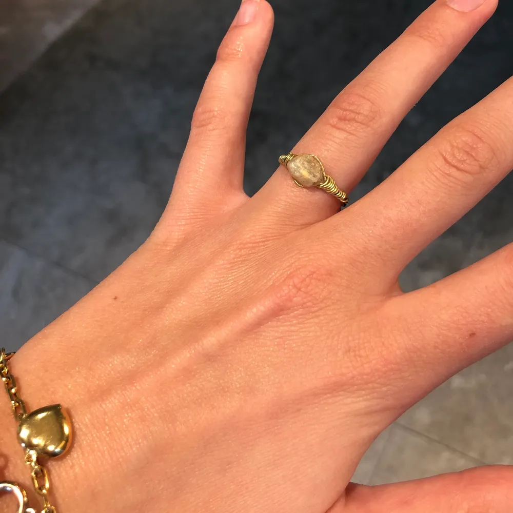 En hemmagjord ring i färgen guld med en fin sten på. Passar bra till mycket. Finns bara en av denna ring. 70kr med frakt!. Accessoarer.