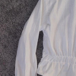 blus från New Yorker - fin vit blus från new yorker, använd en gång, normal stl.40 sitter bra på mig som endå är lång, skönt material