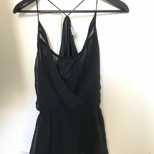 Storlek S - Säljer denna fina topp från Vero moda, storlek S! Frakt tillkommer🌸