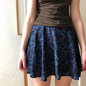 Somrig mönstrad kjol i fint skick. Står storlek M men skulle säga att den mer är en S
