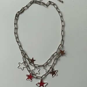 Halsband - Världens finaste halsband med stjärnor från zend-details💞 Använt en gång och är i nyskick! 🤩 Kund står för frakten!