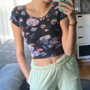 Blommig topp - Superfin blommig topp med lite djupare rygg, väl använd men i fint skick!!