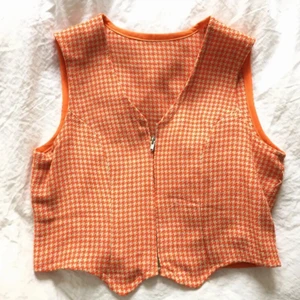 Väst  - Super söt väst som påminner om Harry Styles kläder! Orange och vit, fin men kommer inte till användning :/ fint skick och VINTAGE 