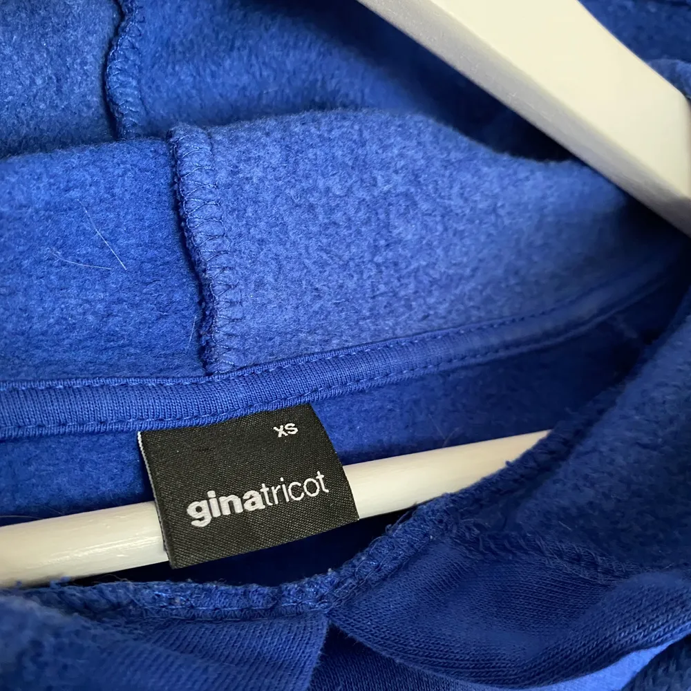 Snygg och skön hoodie i härlig blå färg! Superskönt, i strl xs från Gina Tricot!💙⚡️ Inte så mycket använd! 85kr + frakt som köparen står för 📦 . Hoodies.