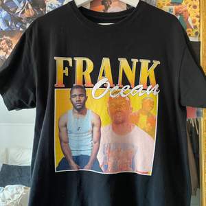 En superfin T-shirt med Frank Ocean-tryck på🥰 Köpt för ca 1 år sedan, men säljer då den tyvärr aldrig kommer till användning😩 Normal passform på en S/M🌸 köpt för ca 25 pund från Time warp tees🌿 FRAKT INGÅR I PRISET