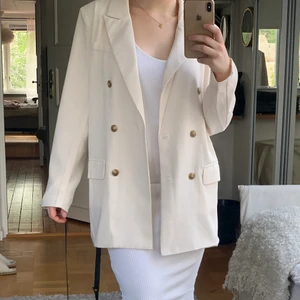 Oversized blazer - Oversized blazer i snygg off-white/beige färg. Aldrig använd, ”hygienremsa” kvar! Lätt och skönt material, perfekt till sommaren.