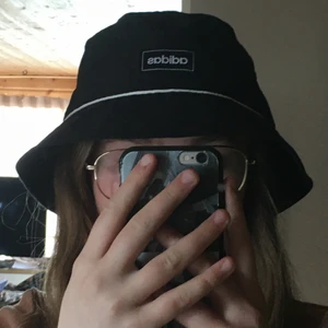 Adidas hatt - Säljer denna fina hatt som knappt är använd (buda i kommentarerna nedan)