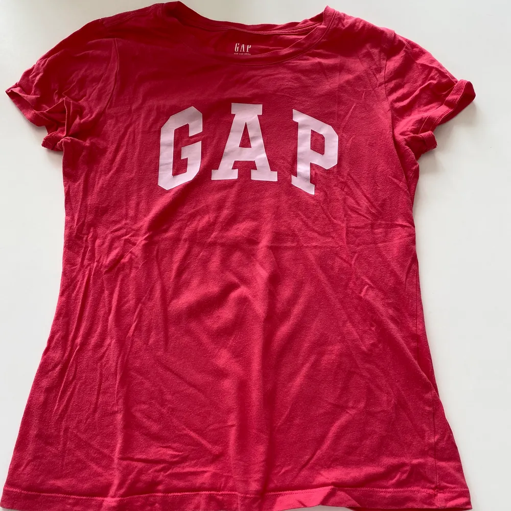 Rosa gap t-shirt näst intill oanvänd, är lite mer rosa i verkligheten. Storlek S, passar Xs och M beroende på hur man vill den ska sitta. Köpare står för frakt<3. T-shirts.