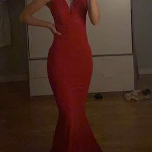 Säljer denna otroligt fina balklänningen som är i en röd figursydd lång klänning i storlek 34. Aldrig använd