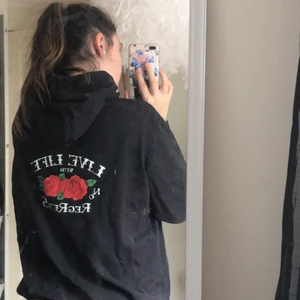 Hoodie - Hur fin hoodie alltså! Så himlans bekväm lite oversize! Den är i storlek M/L och är så himla skön ! Kontakta för mer information...