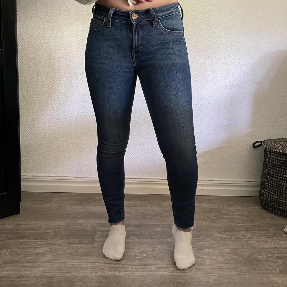 Lee jeans i modellen scarlett, storleken är W26 L28. Super sköna och snygga jeans som nu är för små för mig. Jeansen är klippta så passar L28, fin mörkblå färg. Använda ett flertal gånger men inget fel på dom. Jag är 155 cm. Jeans & Byxor.