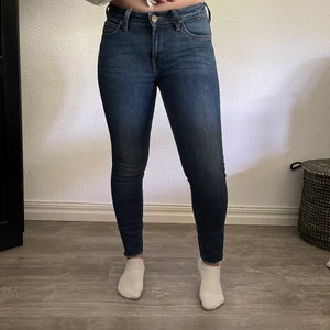 Lee jeans - Lee jeans i modellen scarlett, storleken är W26 L28. Super sköna och snygga jeans som nu är för små för mig. Jeansen är klippta så passar L28, fin mörkblå färg. Använda ett flertal gånger men inget fel på dom. Jag är 155 cm