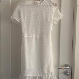 Säljer denna underbara vita klänningen pga för stor för mig, perfekt nu till sommaren när man kanske vill fira till det eller till studenten/skolavslutning, storlek XS/34