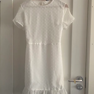 Vit klänning  - Säljer denna underbara vita klänningen pga för stor för mig, perfekt nu till sommaren när man kanske vill fira till det eller till studenten/skolavslutning, storlek XS/34