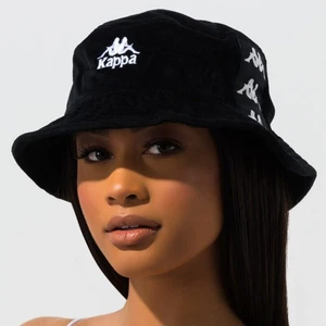 Buckethat KAPPA UNISEX - Snygg svart buckethat från KAPPA i storlek ONESIZE och UNISEX, men jag skulle säga att den passar på en kvinna(alltså lite mindre huvud.) köpt för 250 kr, i fint skick.
