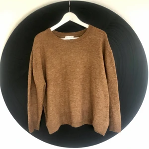 Jätte mysig stickad tröja - Mysig finstickad tröja från H&M. Den är storlek XL men fungerar bra som oversized på mig som är M. Tröjan är knappt använd och i väldigt bra skick, då jag har en mindre som jag använder istället. Som fraktalternativ har jag satt spårbart, men om billigare alternativ önskas går det att få icke spårbart för 45kr. 