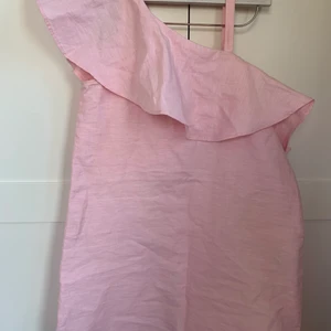 Klänning  - Säljer en jätte fin klänning från zara jag säljer den för den tyvärr är för liten jag köpte den för 450kr och säljer för 200 köparen står för frakten 