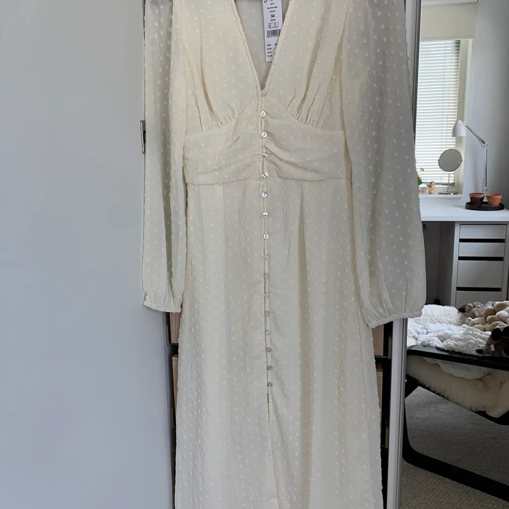 Säljer en supergullig klänning från Gina Tricot med prislapp på alltså helt ny!! Köptes för 500kr online och är helt slutsåld! Om många är intresserade blir det budgivning (:. Klänningar.