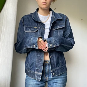 Jeansjacka - Supersnygg jeansjacka från Diesel som jag säljer för den inte kommer till användning! Storlek L för att den ska sitta oversized. Köparen står för frakten.