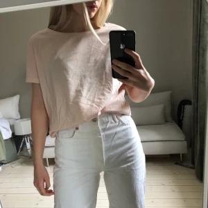 ACNE TSHIRT - Puderrosa tshirt från Acne Studios. Lite loose fit på mig som brukar ha storlek S. 