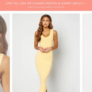 Gul klänning FILLE A SUIVRE paris  - Första bilden är lånad men så man får en bild av hur den ungefär sitter på för den är för stor för mig. Gul klänning med slits, franskt märke helt oanvänd. Storlek S. 