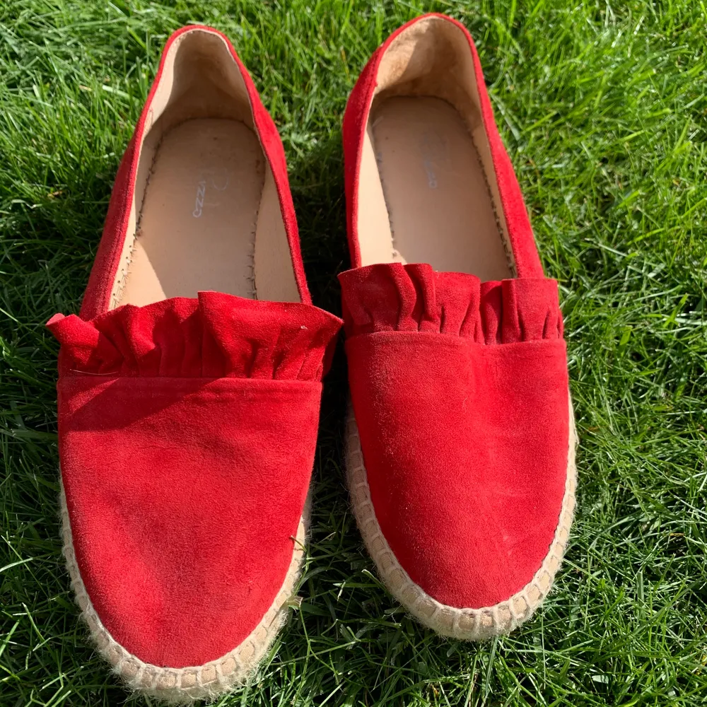 Ett par super somriga och fräscha röda skor från Rizzo, använda endast en gång! Storlek 37 och passar 37. Jag säljer på grund av att det är lite försmå. . Skor.