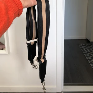 Justerbart väskband  - Tjockt Väskband i svart och beige, går att justera till valfri längd! 