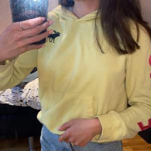 Superfin och skön gul hoodie med tryck. 💛 Den har en liten färgfläck på luvan (därför säljer jag så billigt). Köparen står för frakt💗