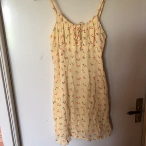 Gul solklänning - Supersöt gulblommig solklänning. Helt perfekt på sommaren då den är så sval🥰 Köpt second hand, men skulle säga att den fortfarande är i relativt bra skick ❤️ frakt ingår inte 