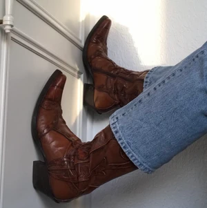 Sjukttttt coola cowboyboots !!! - Vill du bli den coolare kobojsaren i stan???? Se hit!!! Så fräcka boots i storlek 39 som inte används så mkt som de borde!!!  är köpta second hand så osäker på märke. 350kr ink frakt och de är dina !!!!yeeeehaw 🤠🌻🌞🐓