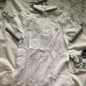 Fred Perry piké - En vit Fred Perry piké, knappt använd. Orginal knappar kvar. Pris kan diskuteras (ej fri frakt)