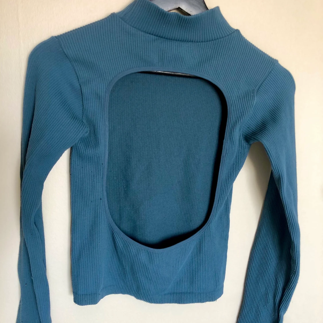 Blå tröja med öppen rygg - 91