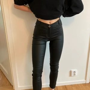 Coated jeans ifrån rut & circle.  - Aldrig använda. Storlek 38 men små, mer som en 36. Jag är 166 och får vika upp benen lite men passar perfekt för en lite längre. Nypris 349kr men nu 200kr.