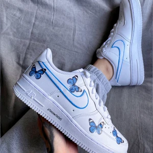 blue butterflies nike air force 1s - LAGERRENSNING PGA FLYTT! nu kan ni hugga dessa feta sneakers med 10% rabatt! 4 blå fjärilar på ena sidan av båda skorna, outlined swoosh på varje sida av båda skorna. endast storlek 37,5 kvar, ni kan såklart fortfarande gå in på @thekidwithfries på instagram för att lägga ny beställning på dessa men dessa ska bort på rabbat pga flytt ✨