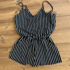 Byxdress - Byxdress med stretchig resår i midjan. Samma fast något djupare urringning i ryggen. Är rätt kort, men funkar bra att använda både som byxdress eller med byxor/kjol över! Motsvarar XS/S i storlek. Kjolen är också till salu!