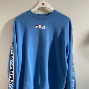 Fila sweatshirt  - Blå fila sweatshirt. Storlek M