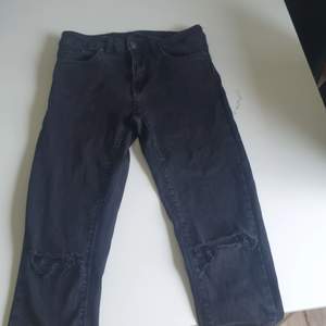 Svarta jeans men håliga knän🖤 storlek XS men är mer som en S 
