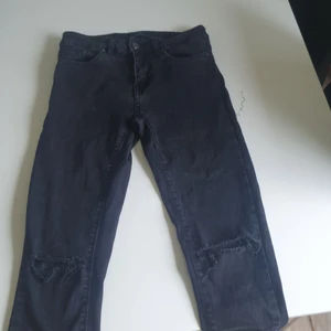 Jeans med håliga knän  - Svarta jeans men håliga knän🖤 storlek XS men är mer som en S 