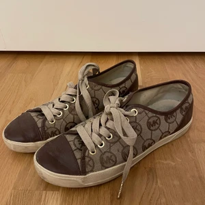 Michael kors skor strl 37,5 - Säljer dessa superfina äkta Michael kors skorna i storlek 37,5 då dem inte passar längre. Kan mötas upp i stockholm, köparen står för frakt. 
