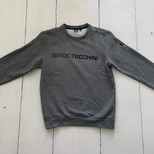 Skick 10/10.                                                                        Klassisk Sergio Tacchini sweatshirt, knappt använd och inga skråmor på den. Står L men är ganska liten i storleken.
