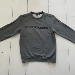 Sergio Tacchini vintage sweatshirt  - Skick 10/10.                                                                        Klassisk Sergio Tacchini sweatshirt, knappt använd och inga skråmor på den. Står L men är ganska liten i storleken.